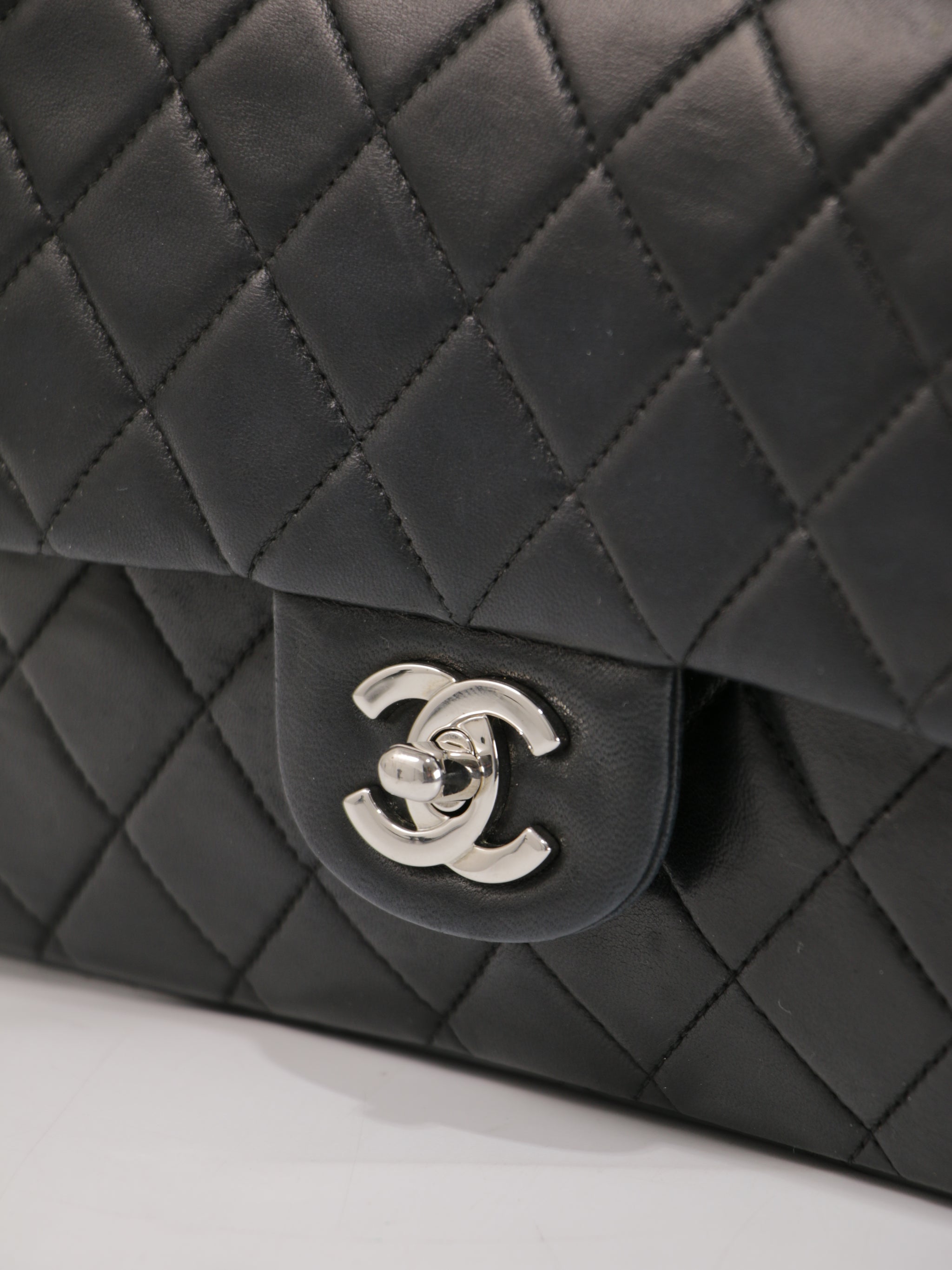 Medium Classic Flap