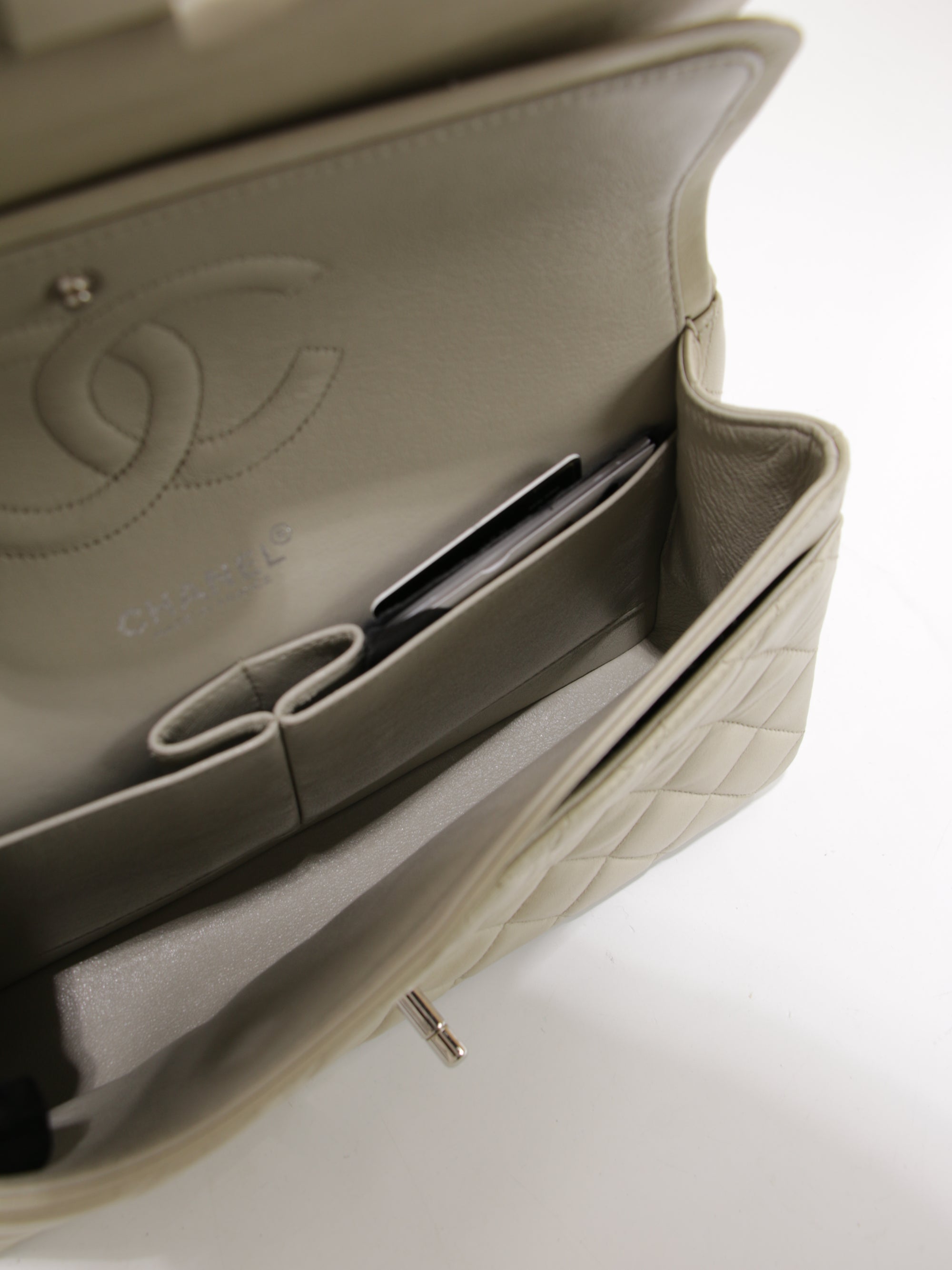 Medium Classic Flap