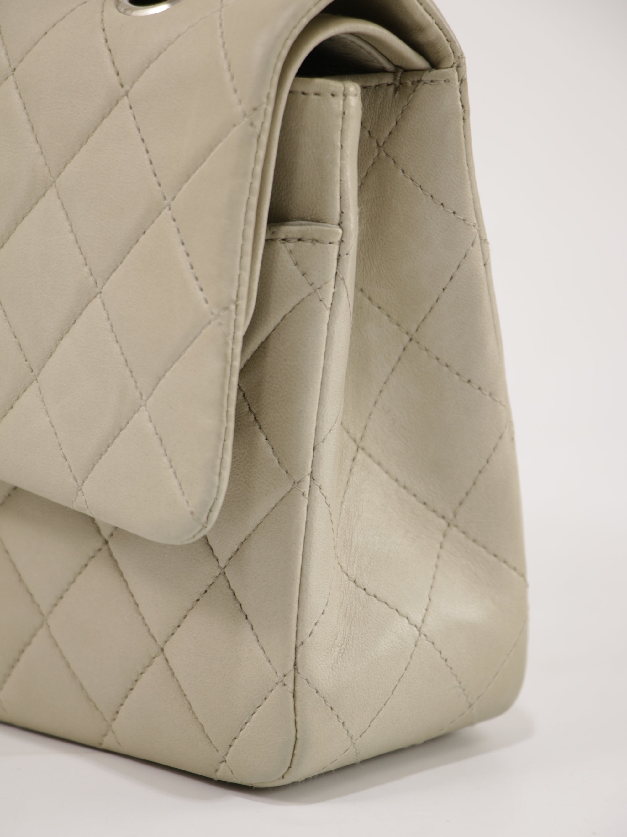 Medium Classic Flap