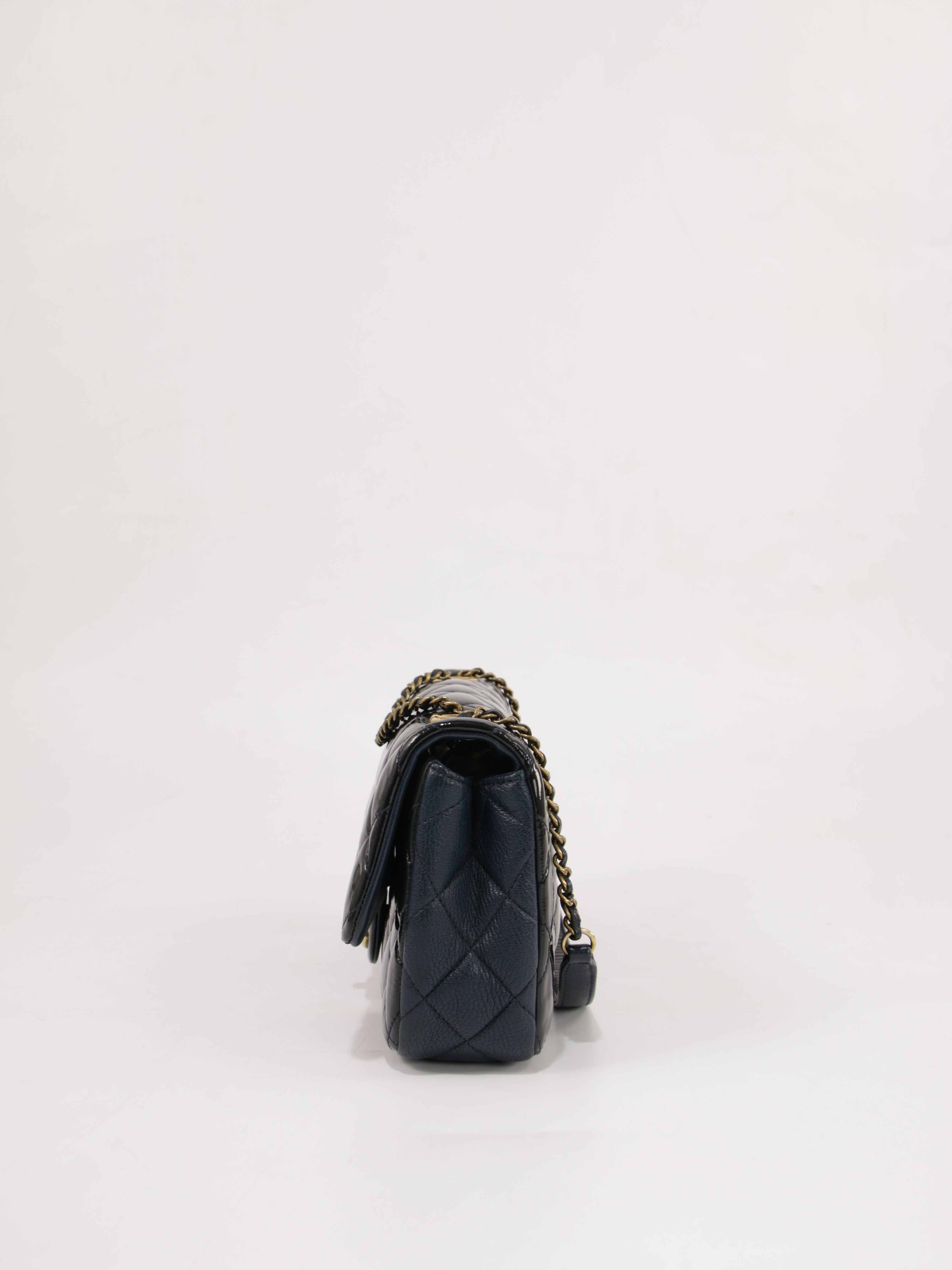 Medium Classic Flap
