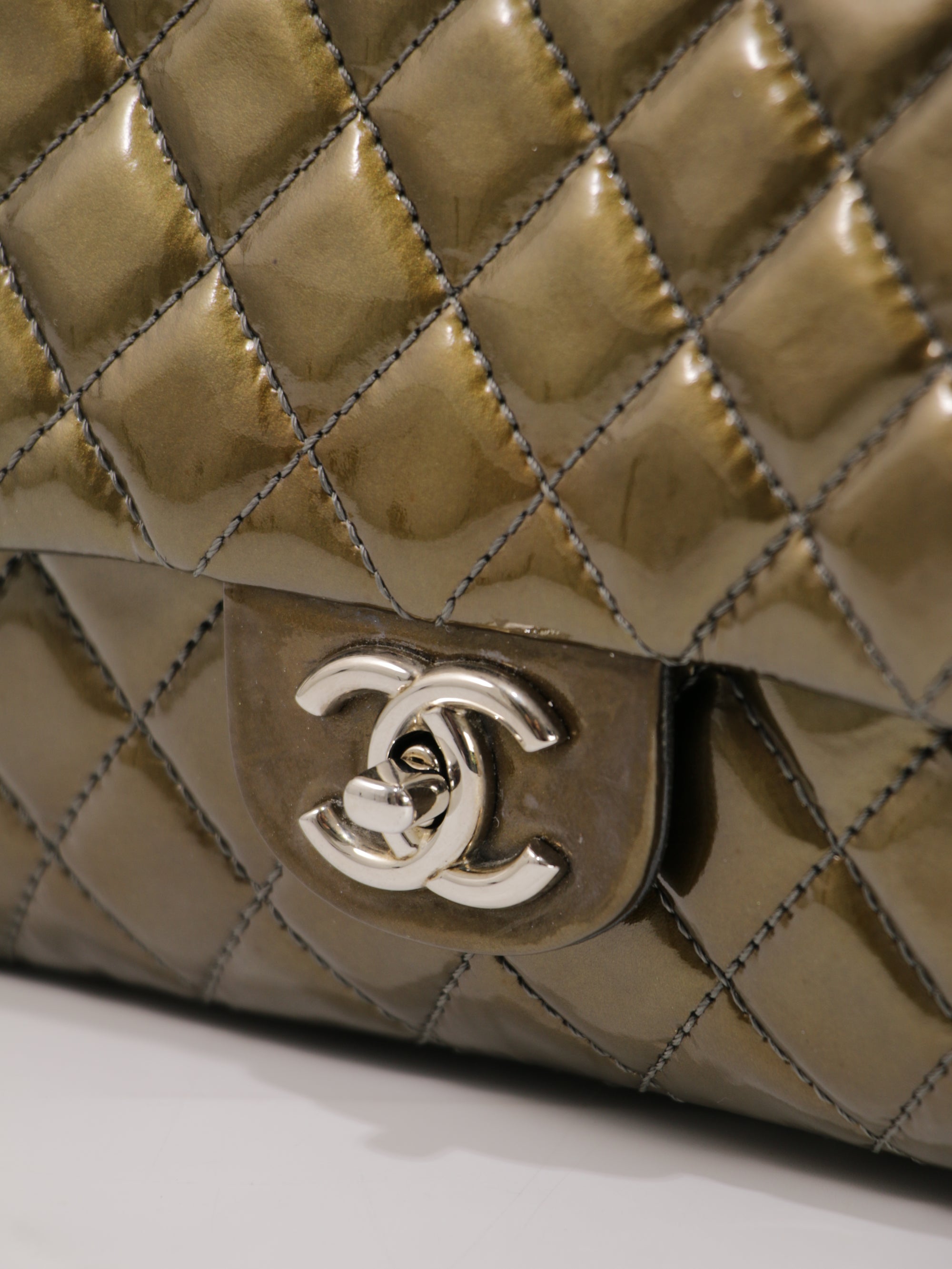 Medium Classic Flap