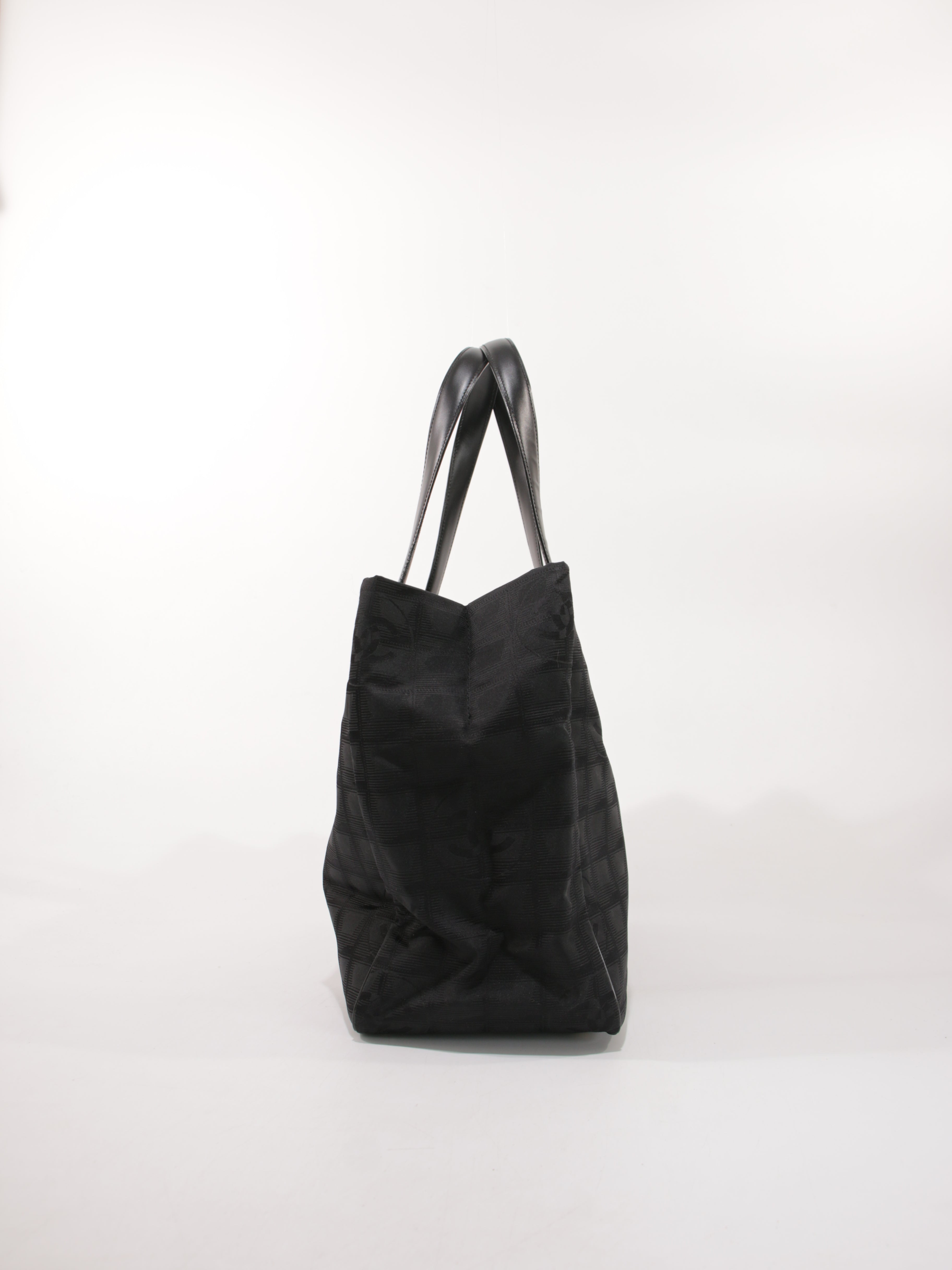 Medium New Travel Line Tote