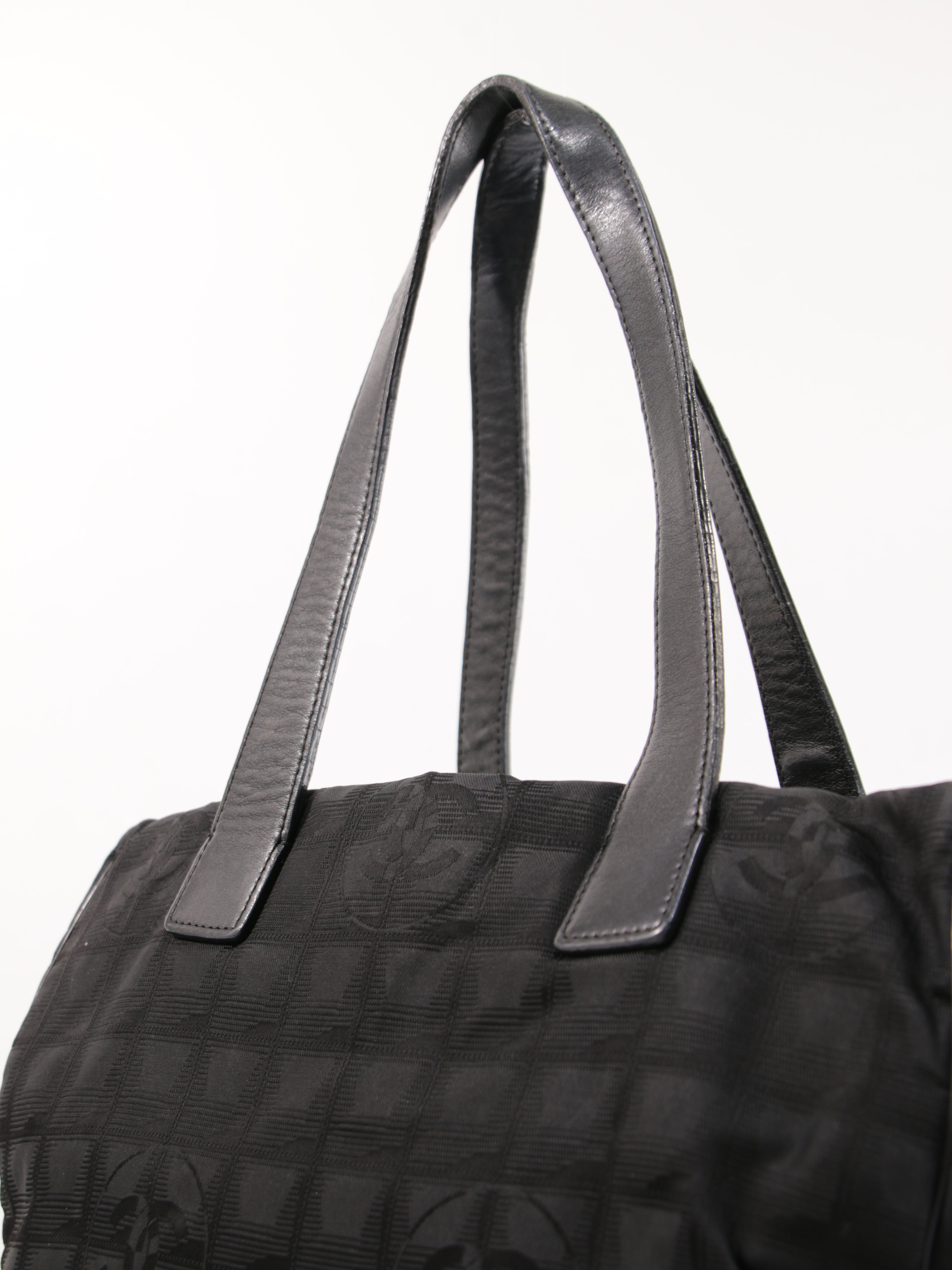 Medium New Travel Line Tote