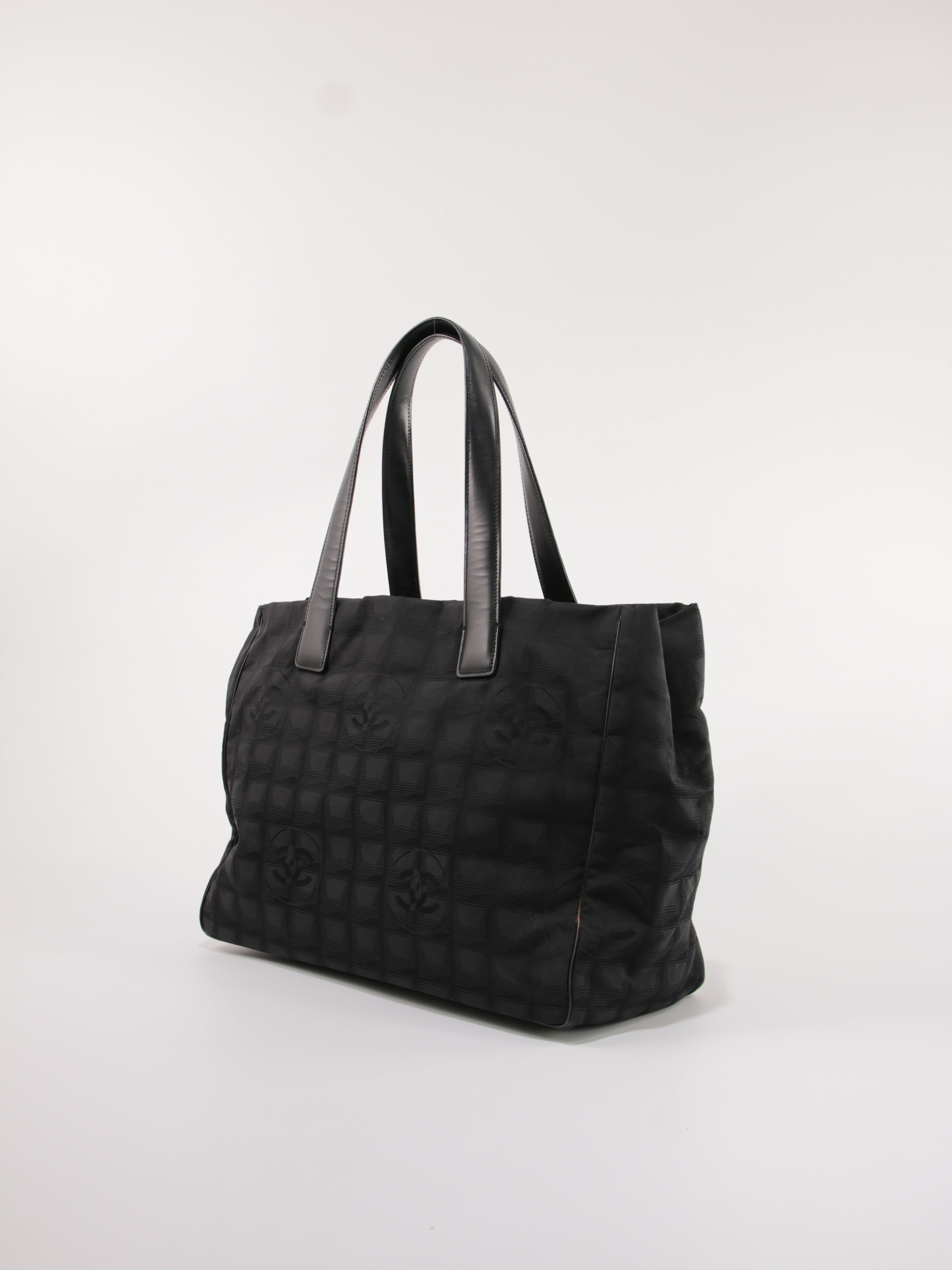 Medium New Travel Line Tote