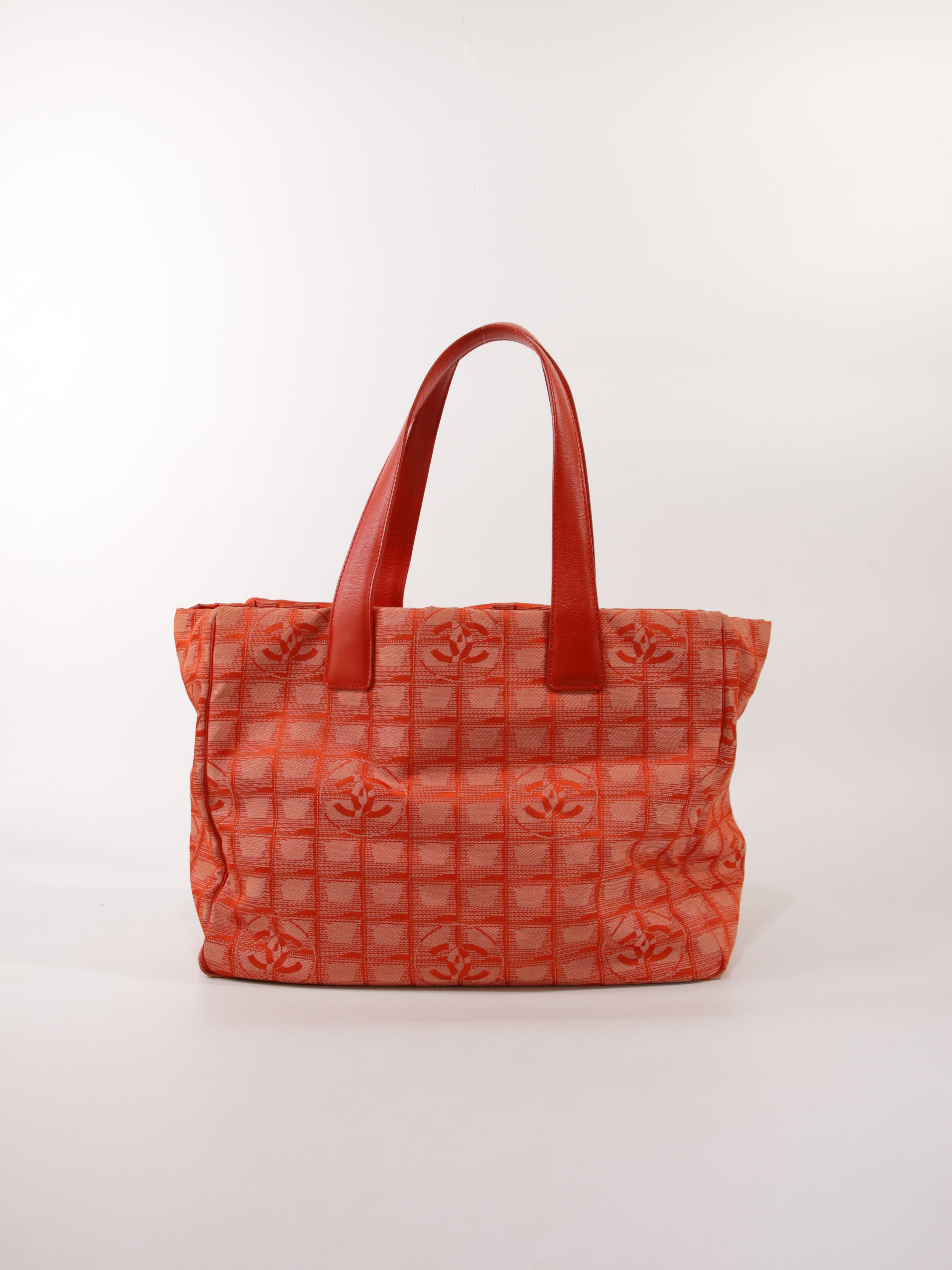 Medium New Travel Line Tote