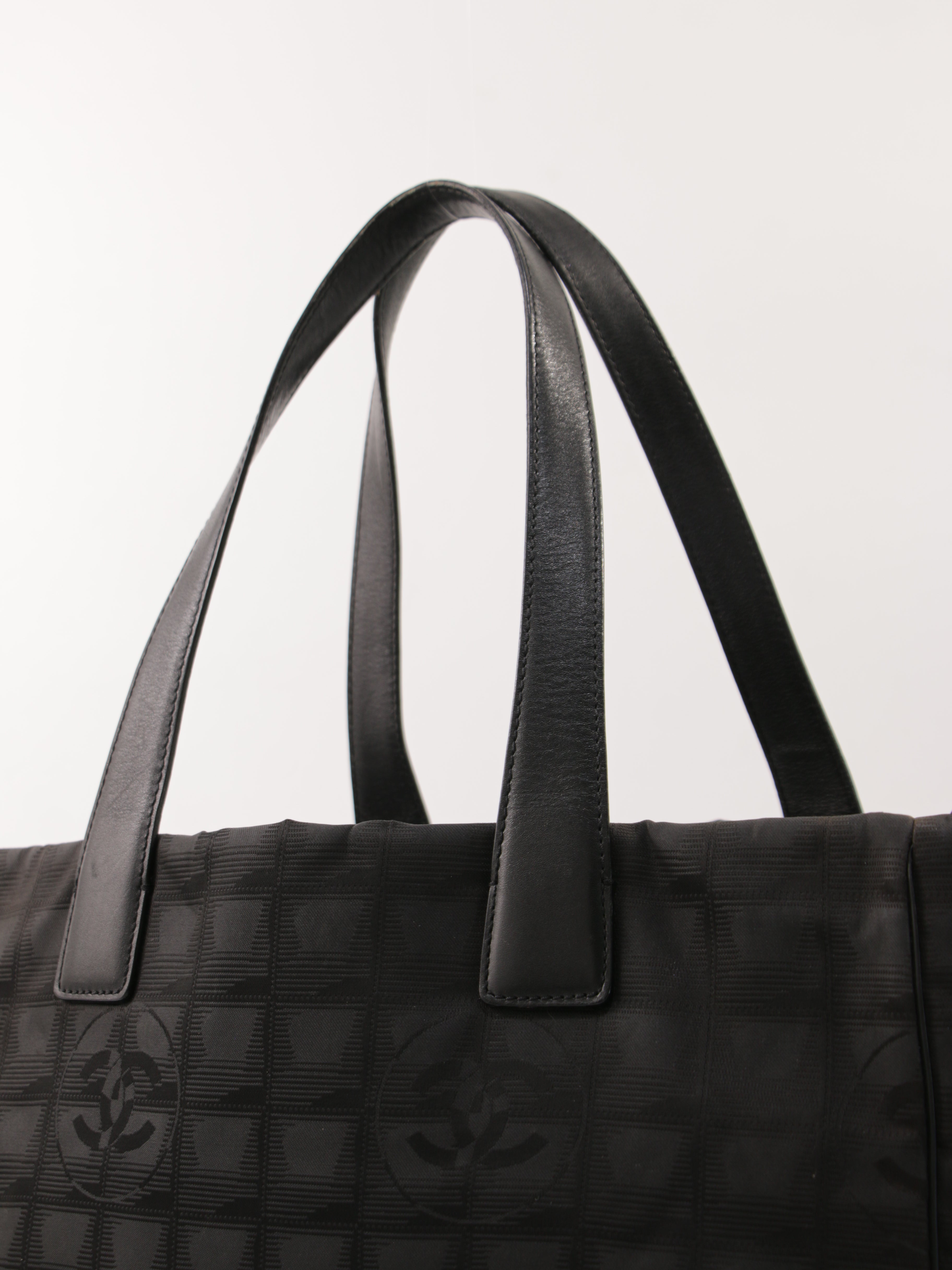Medium New Travel Line Tote